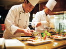 「シンフォニー」では朝食からディナーまで、開放的でくつろいだ雰囲気のなかお過ごしいただけます