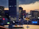 【カクテルタイム】オードブルとシャンパンを片手に、きらめく夜景とともに優雅なひとときを。