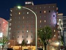 夜でもライトアップされたホテルがお客様をお招きしております。