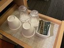 お部屋にお茶2種類とコップ2種類を用意しています