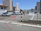 入ると右側に三交イン桑名駅前のマークが18台分あります。マークのある個所に駐車してください