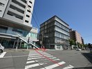 横断歩道を渡ってすぐ右に進むと当館がございます
