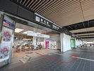 近鉄改札口を出たら左にまっすぐ進むと東出口があります