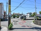 電信柱の奥に十字路があります。矢印のように右折します