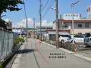曲がって少し進むと、右側に黒色と黄色のポールが見えたら第二駐車場の入口です