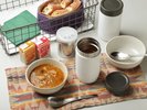 焼きたてのパンとコーヒー、スープでロッジの朝食をお楽しみください。