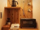 ミニバー全室にバルミューダのケトルとトースターをご用意。ご自由にご利用頂けます。