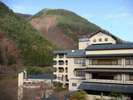 外観:晩秋の山県館色葉散る山々は少し切なさも感じられます