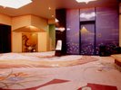 館内施設:玄関ホールラウンジ、カウンター、売店、エレベーターと接しております