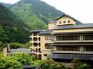 外観:新緑の山県館山県館は奥笛吹川の渓流に佇む一件宿です