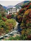 外観:秋の山県館と奥笛吹川の渓流甲斐の山々が紅葉に包まれる様子は絶景です