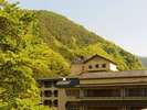 外観:初夏の山県館甲斐の山々の雄大な自然をお楽しみください