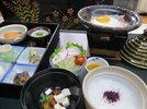 ご朝食一例:クリスタルポークとさくら卵のハムエッグに温泉粥