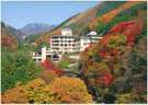 外観:秋の山県館と奥笛吹川の渓流甲斐の山々が紅葉に包まれる様子は絶景です