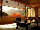一面の紅葉が広がる貴賓室「扇」(15畳+6畳)