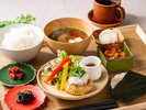 鶏豆腐ハンバーグと3つの小鉢