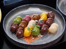 昔から浅草で馴染まれている和菓子です。甘さをおさえた“こしあん”は、寒天で包まれています。