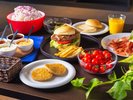 【朝食】3種のバンズとパテから好みのものを選んで、お好きな具材を足してオリジナルバーガーを作れます。