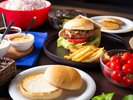 【朝食】3種のバンズとパテから好みのものを選んで、お好きな具材を足してオリジナルバーガーを作れます。