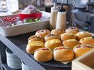 ビュッフェスタイルで、サラダやデザート・ドリンクなど10種類以上のサイドメニューもご用意しております。