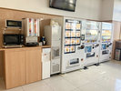 自動販売機もございます。(お茶、お水、ジュース等はもちろん、お酒類もございます)