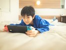 【ホテルでの一日】ワイドベッドにダイブ! ※イメージ