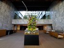 【ロビー】エントランスに佇む、四季の花々が飾られたテラリウムがお出迎えいたします。