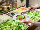【2階メインダイニング Ensemble】フレッシュ野菜で元気チャージ。