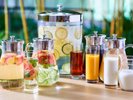 【2階メインダイニング Ensemble】フレッシュジュースや香り豊かなコーヒーで目覚めの一杯。