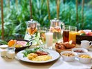 【2階メインダイニング Ensemble】朝食ビュッフェの卵料理と彩り豊かなフルーツ。