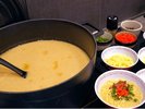 【豚骨ラーメン】博多名物ラーメン。青ネギ、紅ショウガのトッピングをお好みでどうぞ。