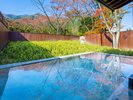 【大浴場イメージ】秋は紅葉を眺めながらの湯浴みをお楽しみいただけます