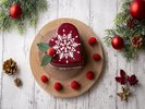 深い赤にきらめく雪の結晶をあしらったハート型の限定クリスマスケーキ