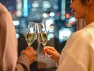 煌めく夜景を眺めながら乾杯