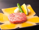 【信州牛の石器焼ステーキ】当館のメインディッシュ。お好みの焼き加減でお楽しみください。