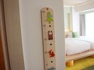 ファミリールーム【BAUM】お部屋にある身長計と体重計で、お子様の成長を“すうじ”で実感