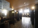 【男性大浴場◆洗い場】仕切り付きのカランは男性浴場に18箇所、女性浴場に17箇所