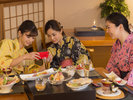 目にも鮮やかな食事を前にして、会話も弾みます。今夜は楽しくなりそう♪