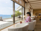 海を眺めながら寛げるロビーラウンジ