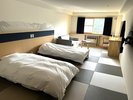 明るい日差しが差し込む和モダン客室。畳の感触が気持ちいいです