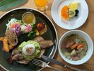 パンの上にベーコンとポーチドエッグがのっています。