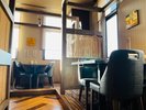 レストラン。窓際の席は一段高くなっております。