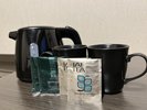 お部屋には電気ケトル、マグカップ、グラスがございます。緑茶と紅茶は人数分ご用意しております。