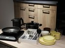 客室内設備:IHコンロ、調理器具、食器、カトラリー