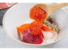 海鮮丼にはいくらをたっぷりと!