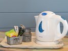 【アメニティ】ポット、インスタントコーヒー、紅茶、緑茶