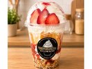 ミルキーいちごパフェいちごパフェをまるごとお届け。見た目も華やかな絶品パフェです。