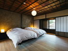 【巴ーTOMOE】通りに面したお部屋からは、八女福島のまちに広がる暮らしの光景を目にすることができます。
