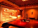 日本建築の粋を集めたような、欅造りの囲炉裏を備え組子細工の明かりが灯るラウンジスペース