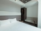 広さ16.8uの客室には、幅160cmのクイーンベッドを1台設置